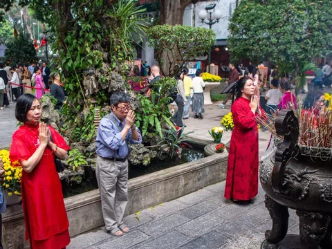 Người dân đổ về đền, chùa Hà Nội cầu may ngày đầu năm
