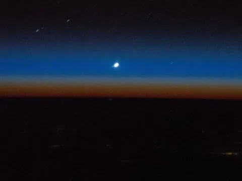 Hướng dẫn cách "săn" sao Thủy sáng nhất trên bầu trời hoàng hôn chiều mùng 3 Tết