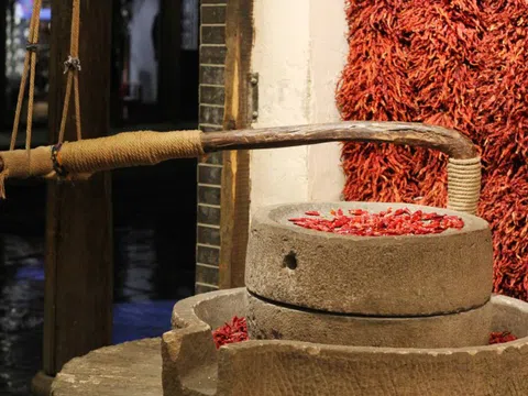 Du lịch Trung Quốc, khách Việt toát mồ hôi khi bước vào tiệm đặc sản bên đường: "Không ngờ người ta dùng ớt để làm điều này"