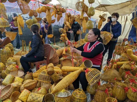 Miền Bắc có một hội chợ "mua may, bán rủi" chỉ tổ chức vào đầu năm, người mua không được trả giá nhưng ai cũng vui vẻ