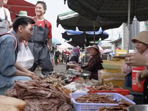 Khoai Lang Thang làm gì nên tội khiến dân mạng đồng loạt đòi đuổi về gấp