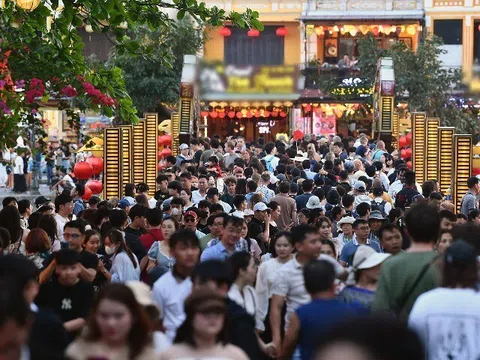 Biển người "đổ bộ" phố cổ Hội An, chờ mỏi chân mới có ảnh check-in