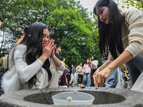 Lặn lội xa xôi xin lộc tình duyên, rửa mặt bằng nước giếng đầu năm mới