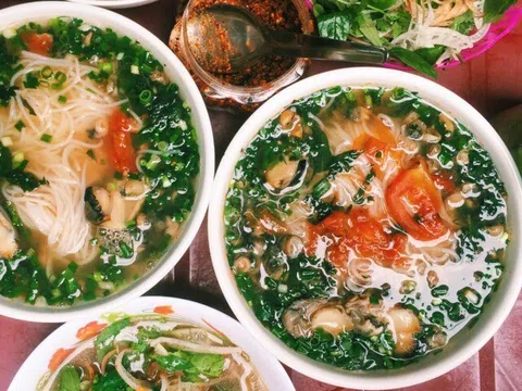 Khách Hàn đến Hà Nội 3 ngày tăng 5kg, nói gì về 5 quán ăn phải xếp hàng dài?