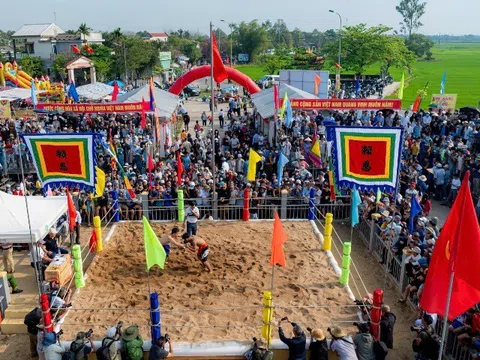 Video hàng nghìn người vây kín sới vật xem trai tráng "lấm lưng, trắng bụng"