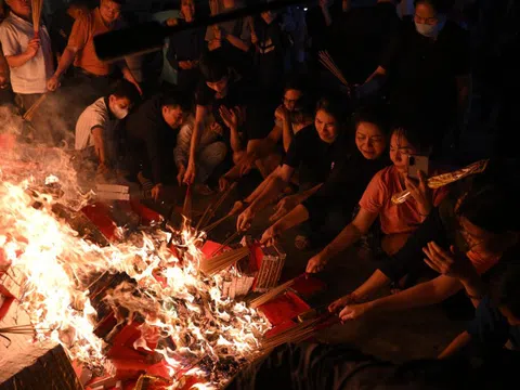 Hà Nội: Cả trăm người lao vào "xin lửa" mang về nhà trong đêm khuya