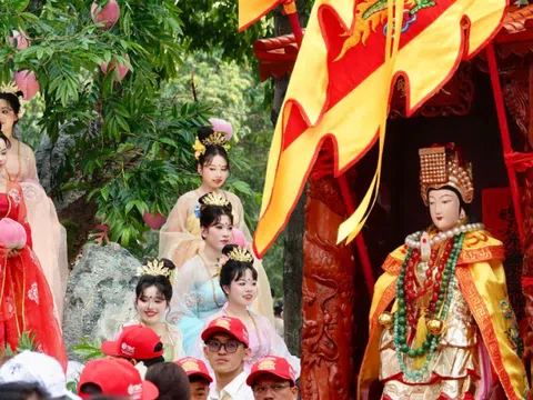 "Tiên đồng Ngọc nữ" xuất hiện giữa phố chiều mùng 9: Điều gì khiến hàng nghìn người đứng kín đường ở Bình Dương?
