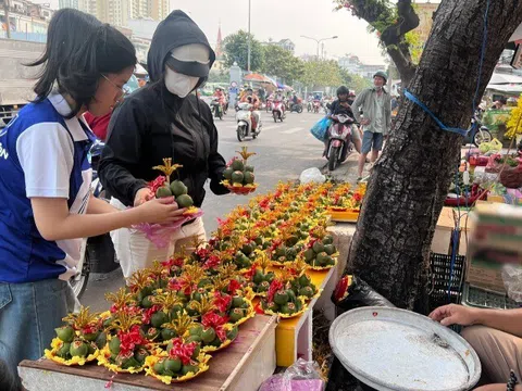 Lạ lùng những phiên chợ "không giống ai" ở TP HCM