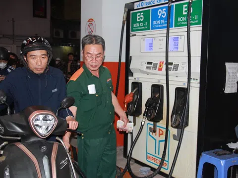 Giá xăng dầu đồng loạt tăng dựng đứng, cao nhất 8.490 đồng/lít