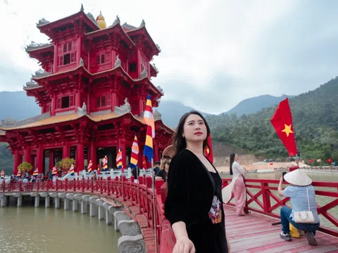 Tòa tháp đỏ rực, lung linh về đêm, cách Hà Nội 140km gây sốt mạng xã hội