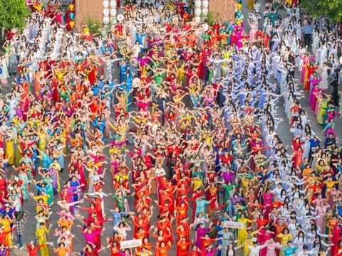 3.000 người đồng diễn áo dài trên phố đi bộ Nguyễn Huệ ngày 8/3