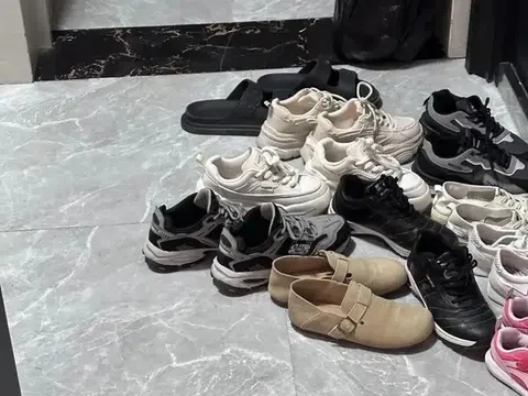 Hàng xóm để giày dép bốc mùi trước cửa: Nên làm gì để không “chiến tranh hành lang” mà vẫn giữ nhà sạch sẽ?