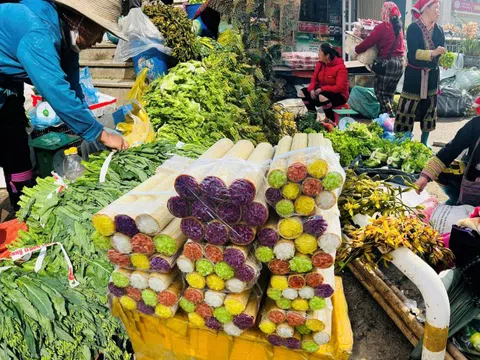Đi du lịch Tây Bắc đầu năm, đừng quên ghé chợ phiên: Ôm "kho báu" nấm quý, mật rừng, rau sạch về xuôi với giá nhắm mắt cũng mua được!