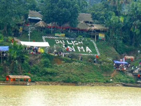 Du khách đến ngôi làng người Thái bên sông Chu hái rau rừng, bắt cá dưới suối