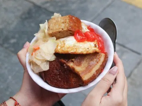 Quán xôi nằm sâu trong ngõ nhỏ Hà Nội, khách nườm nượp, bán hơn 2 tiếng hết veo