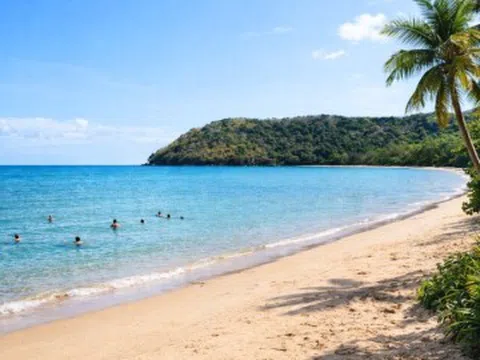 Ở Việt Nam có bãi tắm lọt top “đẹp nhất thế giới”, ngắm máy bay ngay trên đỉnh đầu, gắn liền với huyền tích kỳ bí