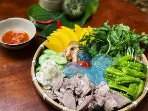 Đặc sản xứ Huế có màu xanh biếc như ngọc, được mệnh danh "mỹ vị mùa hè" cả năm chỉ có một lần, ai cũng tranh mua