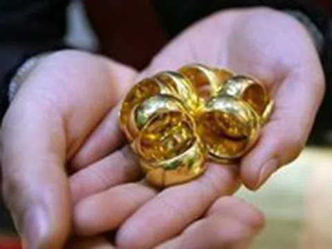 Chê gửi tiết kiệm, dồn tiền mua vàng lúc gần 190 triệu/lượng: “Tôi ôm 3 cây vàng rồi thấp thỏm từng ngày”