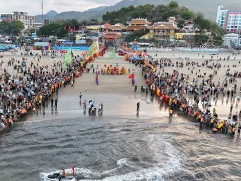 Hàng nghìn người đổ về bờ biển TPHCM từ rạng sáng xem rước Long Vị