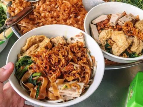 Ở Hà Nội có 5 quán ngon dành cho “tín đồ” món trộn, bún miến bánh đa đủ cả, khách xếp hàng kín vỉa hè chờ ăn