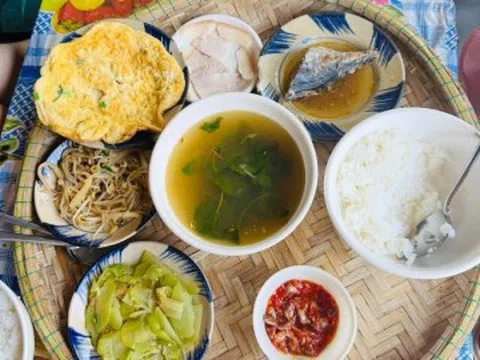 Du khách ngỡ ngàng với mâm cơm 7 món giá 45 nghìn ở Huế, có món đặc sản lạ ngon