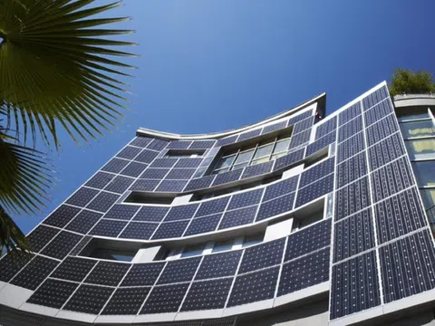 Lợi ích kép khi lắp tấm pin năng lượng mặt trời ở vị trí này của tòa nhà
