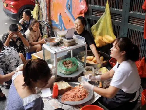 Quán bánh mì 47 năm "bảo thủ" ở phố cổ Hà Nội, khách xếp hàng chờ mua