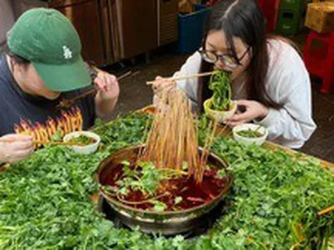 Bức ảnh bữa ăn "nặng mùi" nhất cõi mạng hôm nay: Người khen nức nở, kẻ chê bai "chỉ là trò làm màu lãng phí thức ăn"!