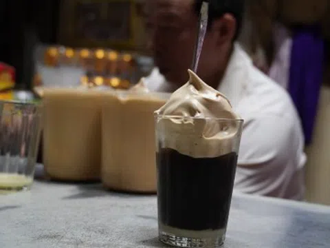 Quán cà phê 30 năm ở chợ xứ Nghệ hút khách với lớp bọt "lạ", ngày bán trăm cốc