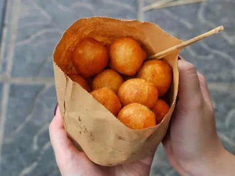 Quán Hà Nội rộng 2m2, mỗi ngày bán nghìn chiếc bánh rán "siêu nhỏ, siêu rẻ"