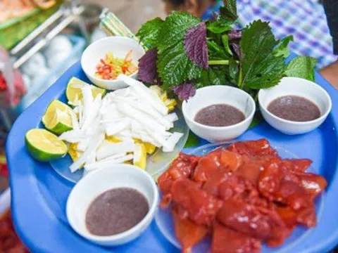 Món ăn "hạ hỏa" ngày nắng nóng ở Hà Nội, hương vị gây tranh cãi vẫn hút khách