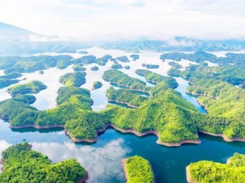 Hồ nước nào được mệnh danh “Vịnh Hạ Long” giữa đại ngàn, có vẻ đẹp mê đắm du khách, đến rồi chẳng muốn rời đi?