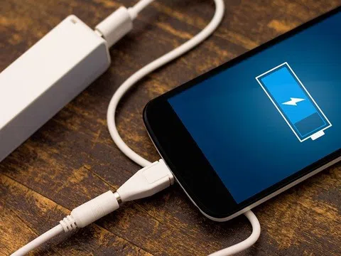 Thói quen sạc điện thoại qua đêm tưởng vô hại, nhưng đang “giết dần” pin của bạn