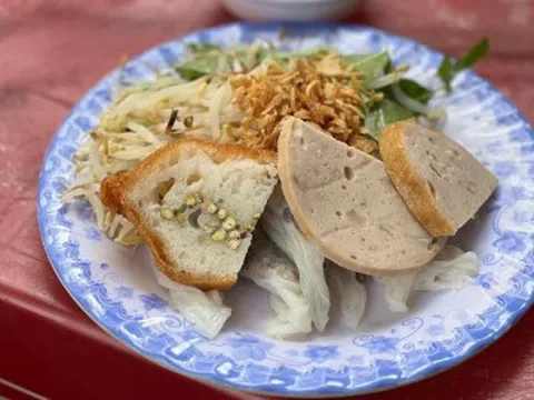 Khách Hàn lần đầu thử một món ở vỉa hè TPHCM, khen đáng dậy sớm để ăn