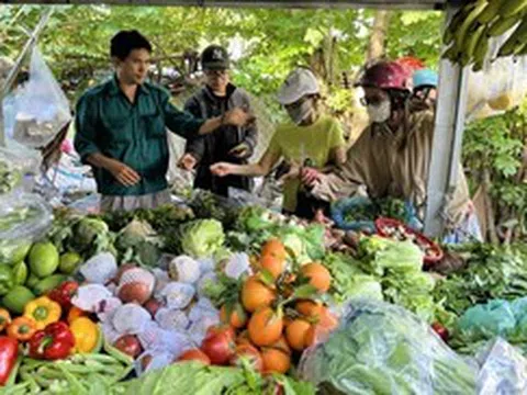 Giá thịt cá ngoài chợ nhích lên, bà nội trợ 'khéo co thì ấm'