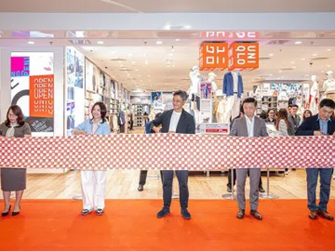 UNIQLO Hanoi Centre chính thức khai trương sáng ngày 27.03, chào đón hàng trăm khách hàng đến tham quan, mua sắm