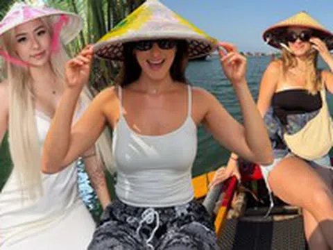 Khách Tây xếp hàng trải nghiệm "miền Tây giữa lòng phố cổ": Bộ môn thuyền thúng hot nhất hè này