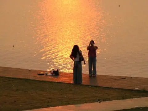 Nắng nóng gay gắt, người dân tìm đến bờ sông Hương giải nhiệt, "săn" hoàng hôn