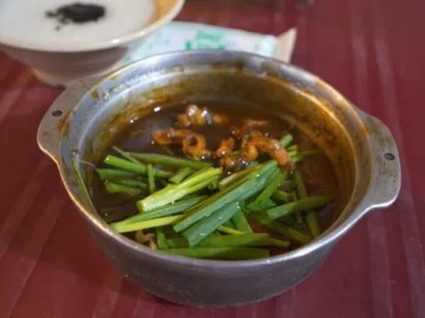 Khách Tây thử món "bốc lửa" ở TPHCM, khen vị giống thịt gà nhưng ngon hơn