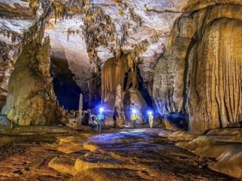 Bên trong quần thể hang động triệu năm với sông ngầm, nhũ đá kỳ ảo ở Quảng Trị