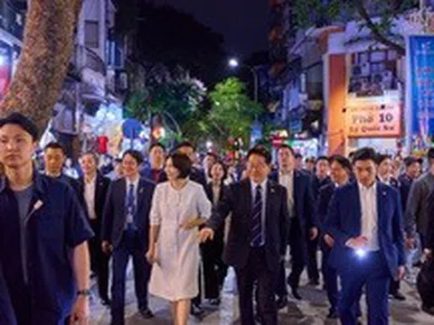 Chia sẻ gây sốt trên Instagram của Tổng thống Hàn Quốc sau chuyến dạo bộ Hồ Gươm: "Buổi tối Hà Nội thực sự rất đẹp"