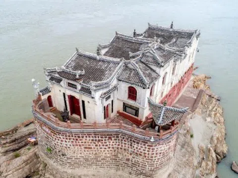 Bí ẩn ngôi chùa hơn 700 năm giữa sông Trường Giang, lặng lẽ ẩn hiện theo mùa nước