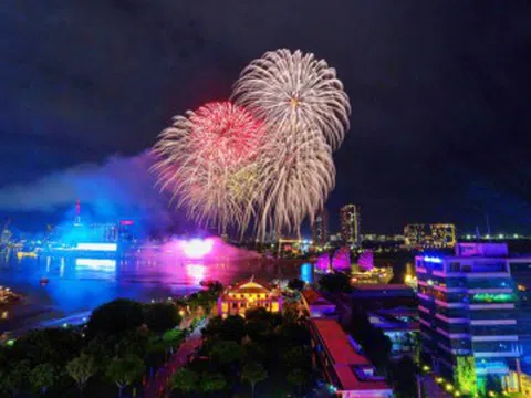 Những điểm xem pháo hoa độc đáo du khách cần biết khi đến TP.HCM chơi lễ 30/4