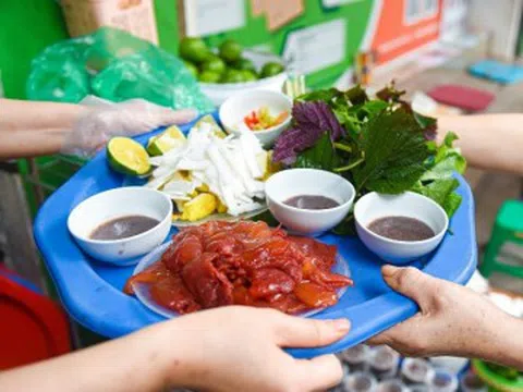 Khách Tây thử món mát lạnh, giòn sần sật ở vỉa hè Hà Nội, khen ngon khó tin