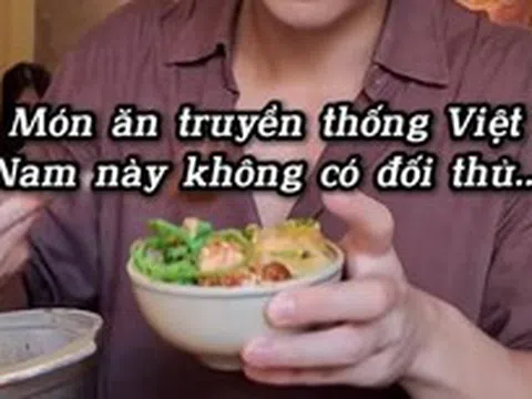 Bị mẹ giục về nước, khách Nhật xin nán lại vì bận đánh bay 5 bát cơm Việt