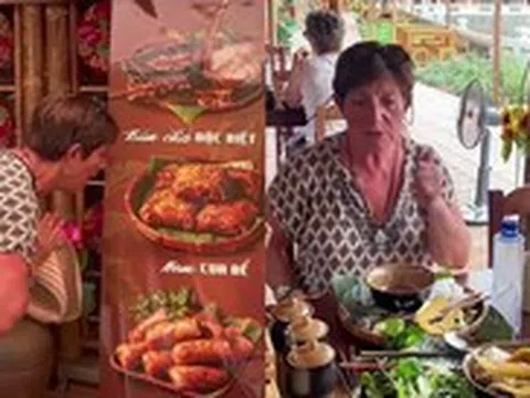Nữ du khách Pháp lạy chủ quán sau khi ăn được món quá ngon ở Hà Nội