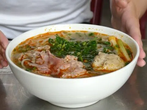 Khách Nhật vượt xa tới Huế vì mê món đặc sản 30.000 đồng, ăn 6 lần chưa chán
