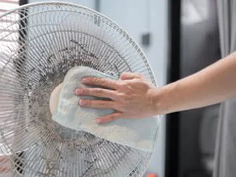 3 cách vệ sinh quạt điện không cần tháo lồng