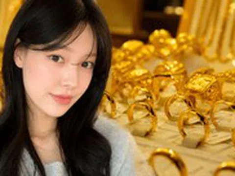 Nhiều người trẻ mua vàng dù "không hiểu lắm nhưng vẫn thấy phải mua"