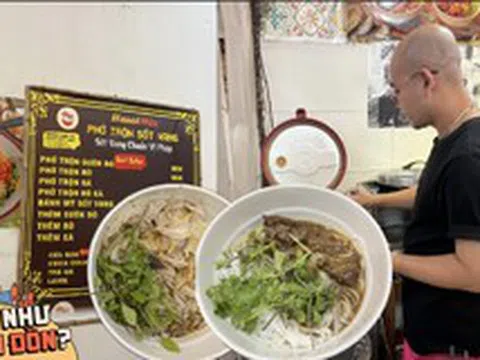 Phát hiện quán phở trộn sốt vang đầu tiên ở Hà Nội: Giá 89.000, có tảng sườn bò to vật vã